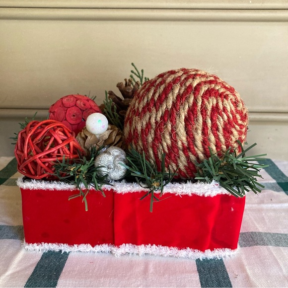 Table Centerpiece Christmas Pine Cones Red White Berries Orbs s 10 x 7 x 5 in - Picture 6 of 14